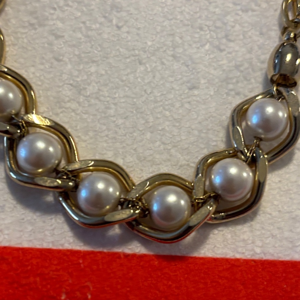 Elegant Gold and Pearl bracelet and earrings set - Picture 4 of 6